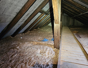 Zateplení stropu bytového domu pomocí foukané izolace